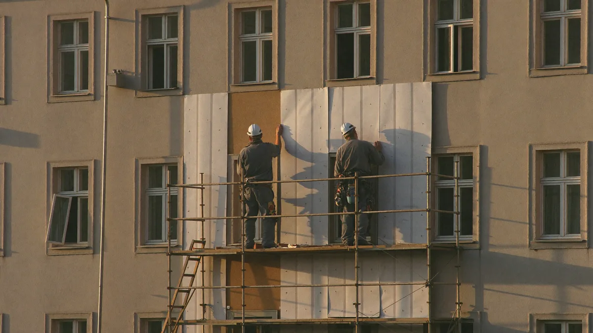 Fassadendämmung auf dem Gerüst (Symbolbild, KI-generiert)